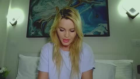 Snapshot of moni_ chatting on February 3, 2026, 4:10 am Monica online show from February 3, 2026, 4:10 am