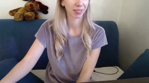 Snapshot of moni_chka chatting on October 12, 2025, 2:49 pm Moni online show from October 12, 2025, 2:49 pm