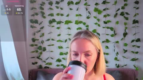 Snapshot of monikfoxy chatting on April 5, 2026, 4:09 am Monik online show from April 5, 2026, 4:09 am