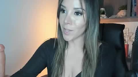 Monilee online show from October 29, 2025, 7:32 am