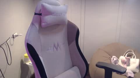 ELYSE A SIMPLE GIRL online show from February 18, 2025, 12:28 pm