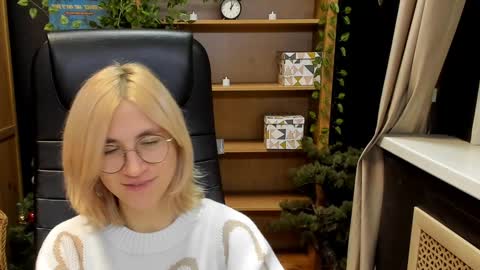 Snapshot of moon13152 chatting on December 21, 2024, 7:49 pm Katrin online show from December 21, 2024, 7:49 pm