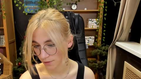 Snapshot of moon13152 chatting on December 21, 2024, 10:51 pm Katrin online show from December 21, 2024, 10:51 pm