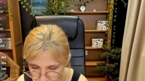Snapshot of moon13152 chatting on December 22, 2024, 1:55 am Katrin online show from December 22, 2024, 1:55 am