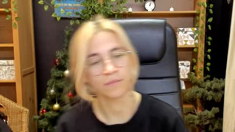 Snapshot of moon13152 chatting on December 23, 2024, 4:06 pm Katrin online show from December 23, 2024, 4:06 pm