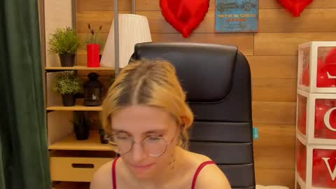 Snapshot of moon13152 chatting on February 20, 2025, 7:19 pm Katrin online show from February 20, 2025, 7:19 pm
