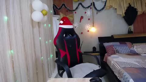 moon_and_fire_ online show from December 4, 2025, 4:44 am