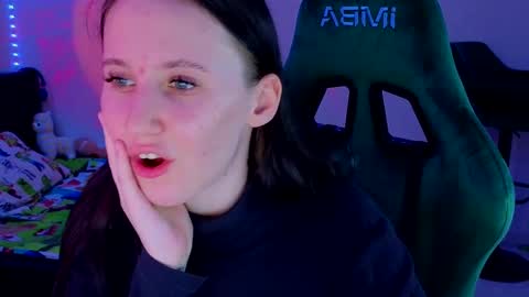 Lola online show from March 12, 2025, 9:03 pm