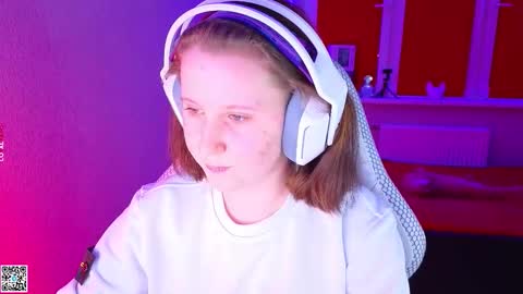 Lola online show from November 25, 2025, 3:56 pm