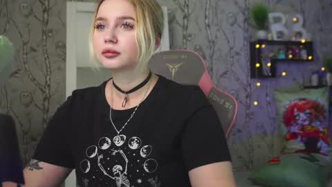 Snapshot of moon_valkyriie chatting on March 13, 2026, 9:27 am Emilia online show from March 13, 2026, 9:27 am