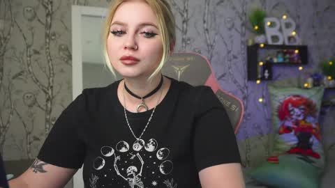 Snapshot of moon_valkyriie chatting on March 30, 2026, 9:32 am Emilia online show from March 30, 2026, 9:32 am