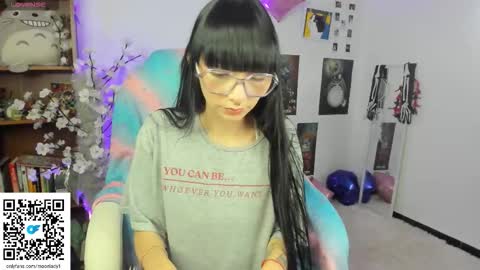 MOON  online show from November 7, 2025, 10:43 pm