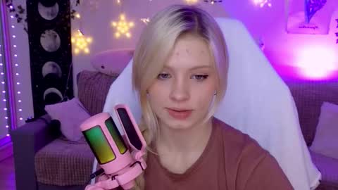 Snapshot of moonlight_mia chatting on October 14, 2025, 5:25 pm Mia   online show from October 14, 2025, 5:25 pm