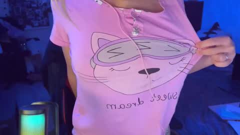 Snapshot of moonlight_mia chatting on October 18, 2025, 9:37 pm Mia   online show from October 18, 2025, 9:37 pm