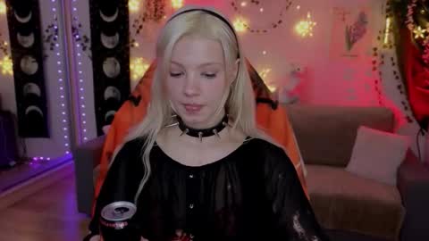 Snapshot of moonlight_mia chatting on October 25, 2025, 8:58 pm Mia   online show from October 25, 2025, 8:58 pm