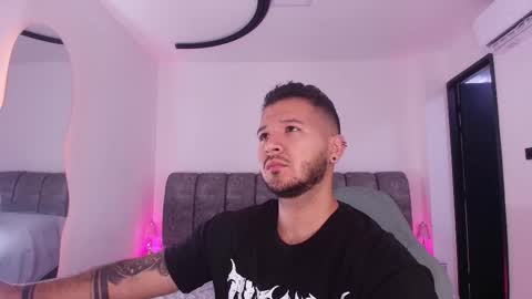 MIKEE online show from February 4, 2026, 3:01 am