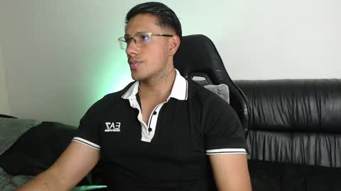 Snapshot of mr_real_aaron chatting on May 14, 2026, 5:14 am AARON online show from May 14, 2026, 5:14 am