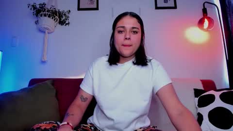 Snapshot of mrbuu_ chatting on November 21, 2025, 4:27 pm Laura online show from November 21, 2025, 4:27 pm