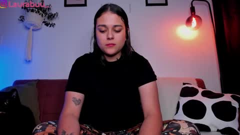 Snapshot of mrbuu_ chatting on December 4, 2025, 11:02 pm Laura online show from December 4, 2025, 11:02 pm