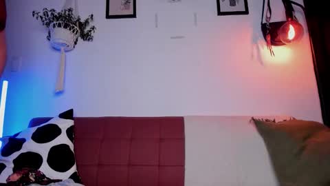 Snapshot of mrbuu_ chatting on December 17, 2025, 5:02 am Laura online show from December 17, 2025, 5:02 am