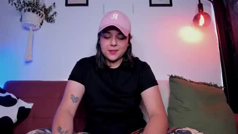 Snapshot of mrbuu_ chatting on December 18, 2025, 8:59 pm Laura online show from December 18, 2025, 8:59 pm