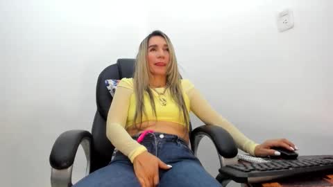 Snapshot of ms_lunarose chatting on February 4, 2026, 11:53 pm ms_lunarose online show from February 4, 2026, 11:53 pm