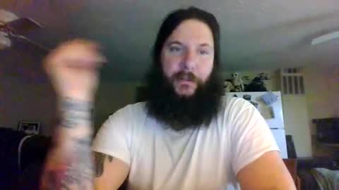 Snapshot of mudge chatting on January 1, 2025, 2:41 am Mudge online show from January 1, 2025, 2:41 am