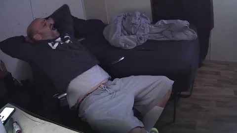 Muffdiver online show from April 8, 2026, 7:08 am