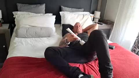 Snapshot of muscledaddy69s chatting on April 24, 2026, 10:28 am muscledaddy69s online show from April 24, 2026, 10:28 am