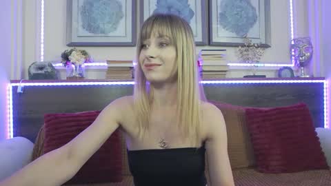 Luna  online show from March 17, 2026, 8:23 pm