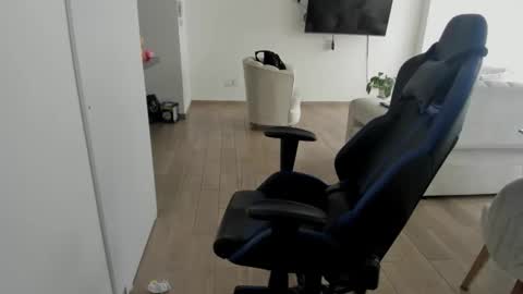 myboss_ online show from October 9, 2025, 5:55 pm