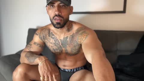 Snapshot of myke_esthetic chatting on March 10, 2025, 1:23 am Myke esthetic online show from March 10, 2025, 1:23 am