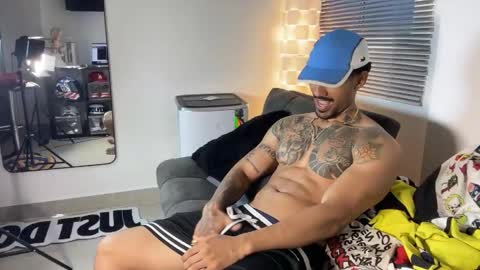 Snapshot of myke_esthetic chatting on November 29, 2025, 10:46 pm Myke esthetic online show from November 29, 2025, 10:46 pm