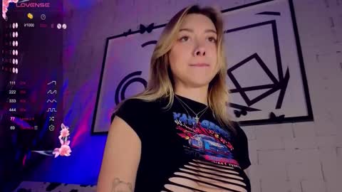 mynameisnikki_ online show from November 14, 2025, 7:07 am