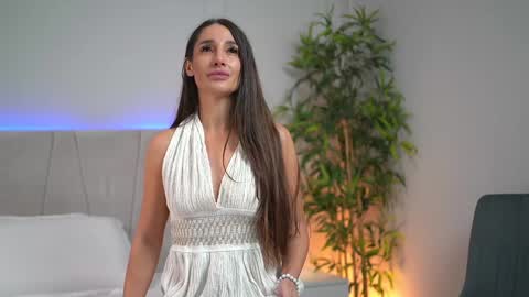 Snapshot of myriamfox_ chatting on January 7, 2025, 5:42 pm Miryam online show from January 7, 2025, 5:42 pm