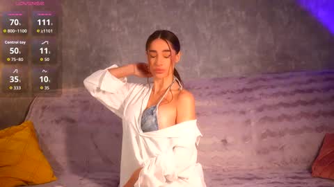 Snapshot of myriamfox_ chatting on February 11, 2026, 7:35 am Miryam online show from February 11, 2026, 7:35 am