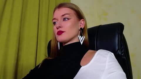 mysticvenus_ online show from November 24, 2025, 3:23 pm