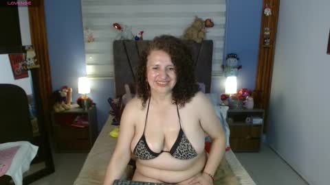 nadia_84 online show from December 19, 2025, 10:06 pm