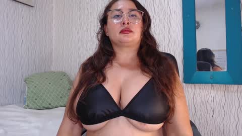 Snapshot of nadiawhite_ chatting on December 19, 2024, 9:28 pm Nadia online show from December 19, 2024, 9:28 pm