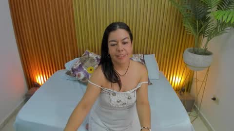 Snapshot of nahia_13 chatting on March 5, 2025, 6:01 pm N A H I A online show from March 5, 2025, 6:01 pm