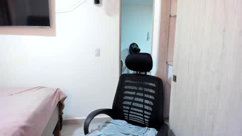 independent model online show from December 23, 2025, 1:47 am