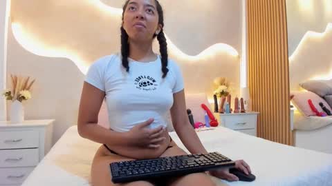 Snapshot of nahomi_miller_ chatting on February 22, 2026, 11:25 pm Laura online show from February 22, 2026, 11:25 pm