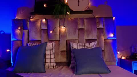  VICTORIA  online show from September 18, 2025, 7:38 pm