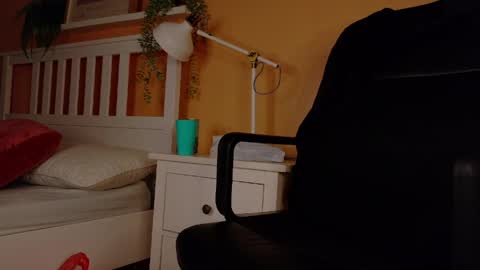  VICTORIA  online show from April 8, 2026, 7:47 pm