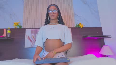 nahomy_james25 online show from October 5, 2025, 10:40 pm