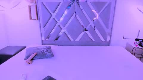 Nahomy online show from October 14, 2025, 7:36 pm