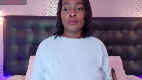 naiaramasson_ online show from October 7, 2025, 12:02 pm