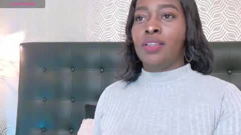 naiaramasson_ online show from November 3, 2025, 12:17 pm