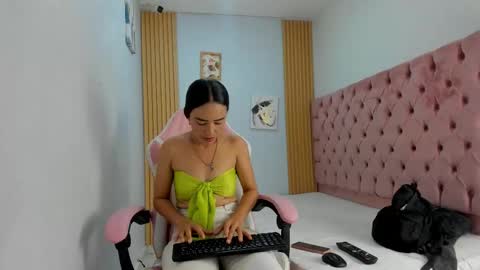 naomis_35 online show from October 12, 2025, 5:01 pm