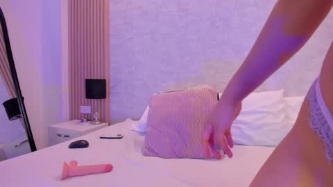 Snapshot of naomycollins__ chatting on November 12, 2025, 2:39 pm NAOMY online show from November 12, 2025, 2:39 pm